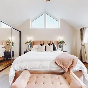 https://feel-celebrity-style-6-parking-spaces-pet.cardiffhotelswales.com